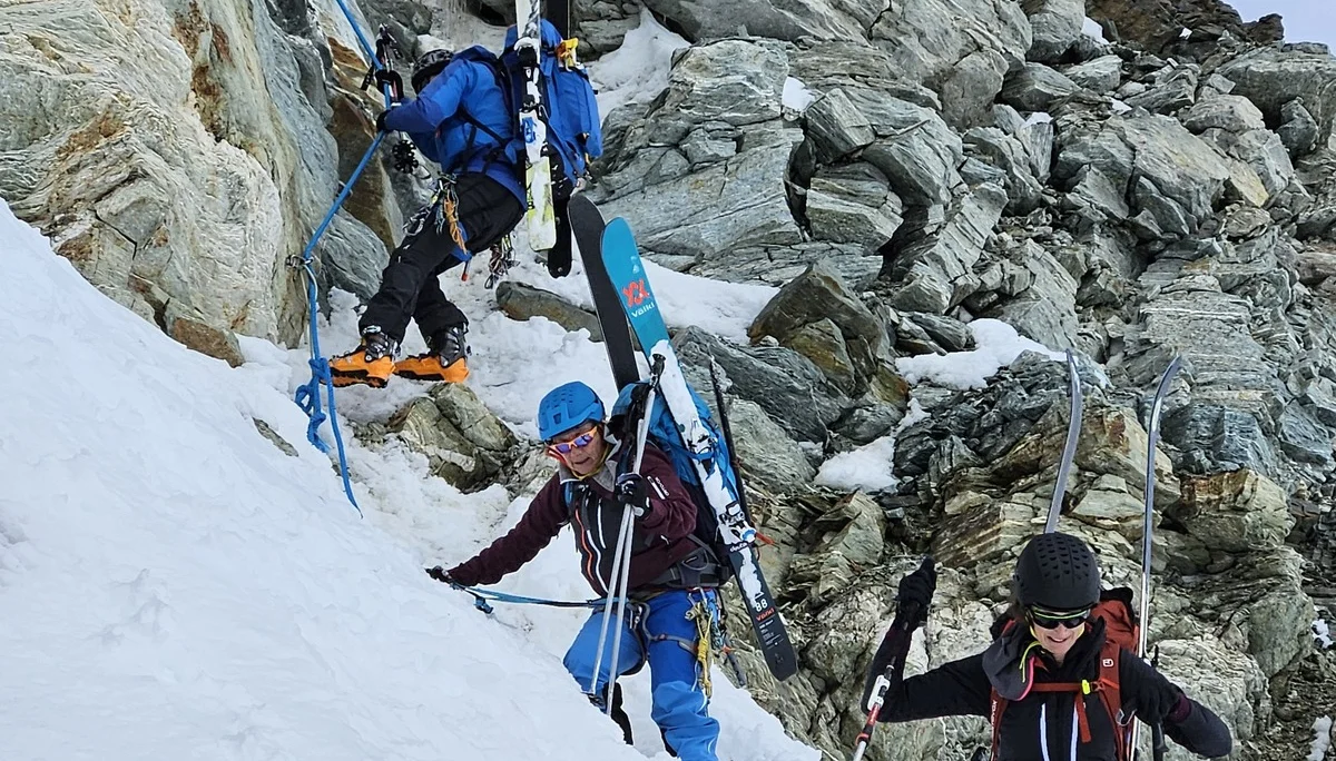 Manchmal muß man die Skier tragen ... | © Hans Jürgen Abmayr