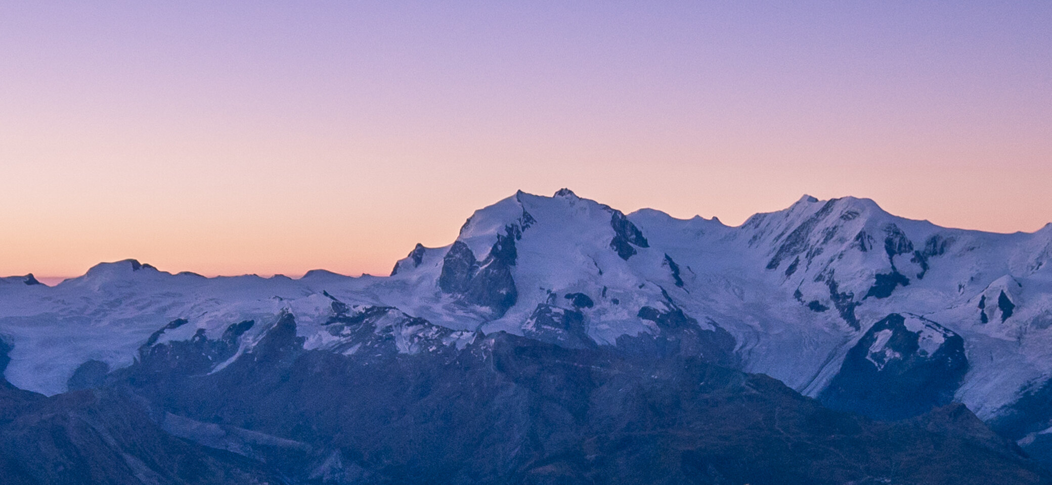 Hochtour im Wallis: Wanderer auf Schneebedeckten Gipfeln | © DAV/Silvan Metz