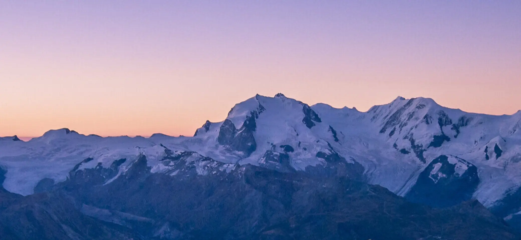 Hochtour im Wallis: Wanderer auf Schneebedeckten Gipfeln | © DAV/Silvan Metz
