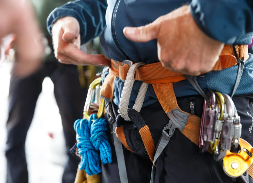 Ein Mann hat einen Klettergurt mit Karabinern um | © DAV/Marco Kost